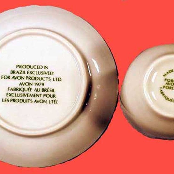 AVON RARE 22K GOLD TRIM 1979 STRAWBERRY TEACUP & SAUCER, STRAWBERRY & LEAVES - Picture 5 of 5